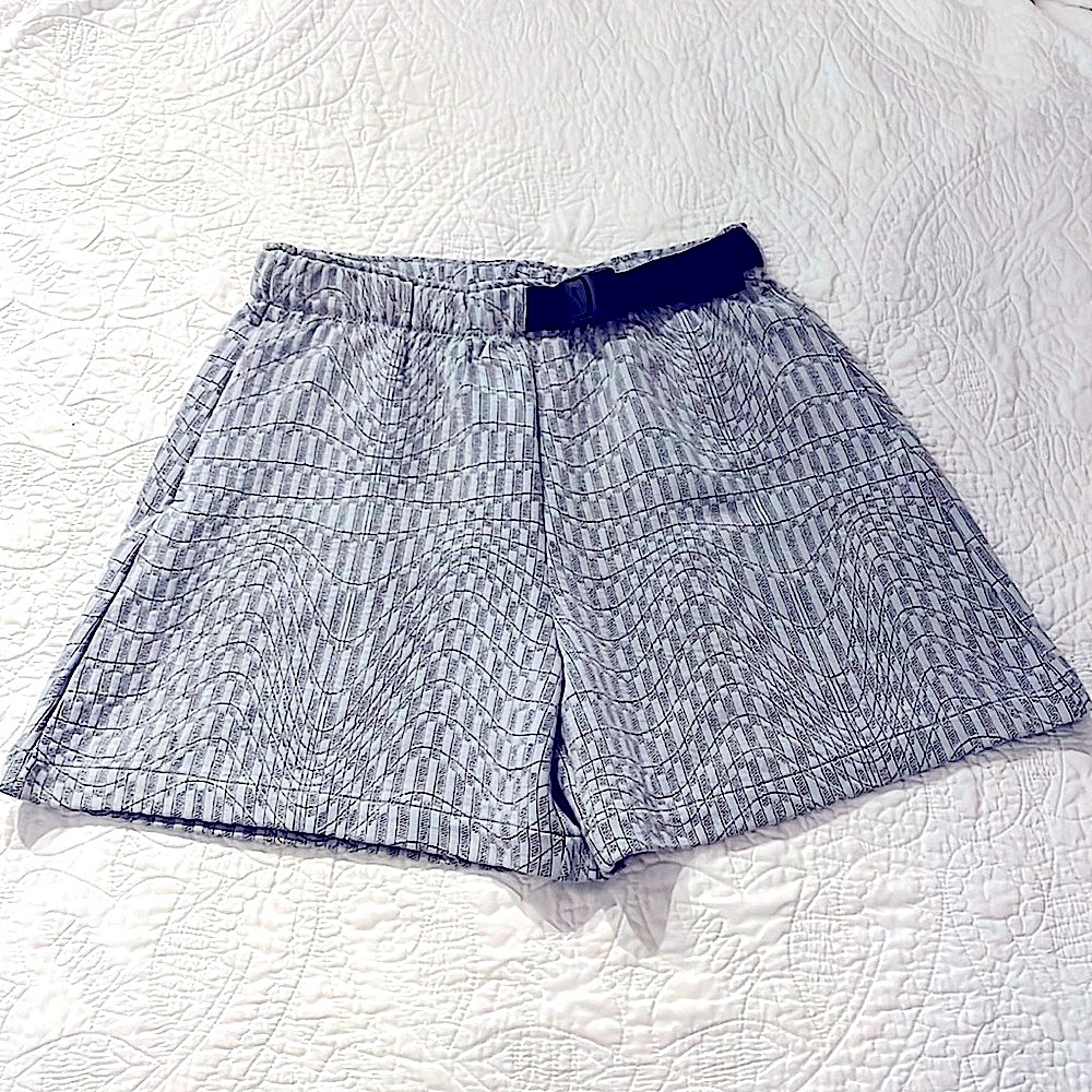 NWOT NIKE SIZE MED UNIQUE BASKETBALL SHORTS SIZE MED